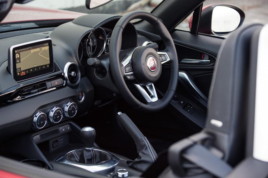 Интерьер Fiat 124 Spider  2016 года  (UK) (фото 11 из 37)